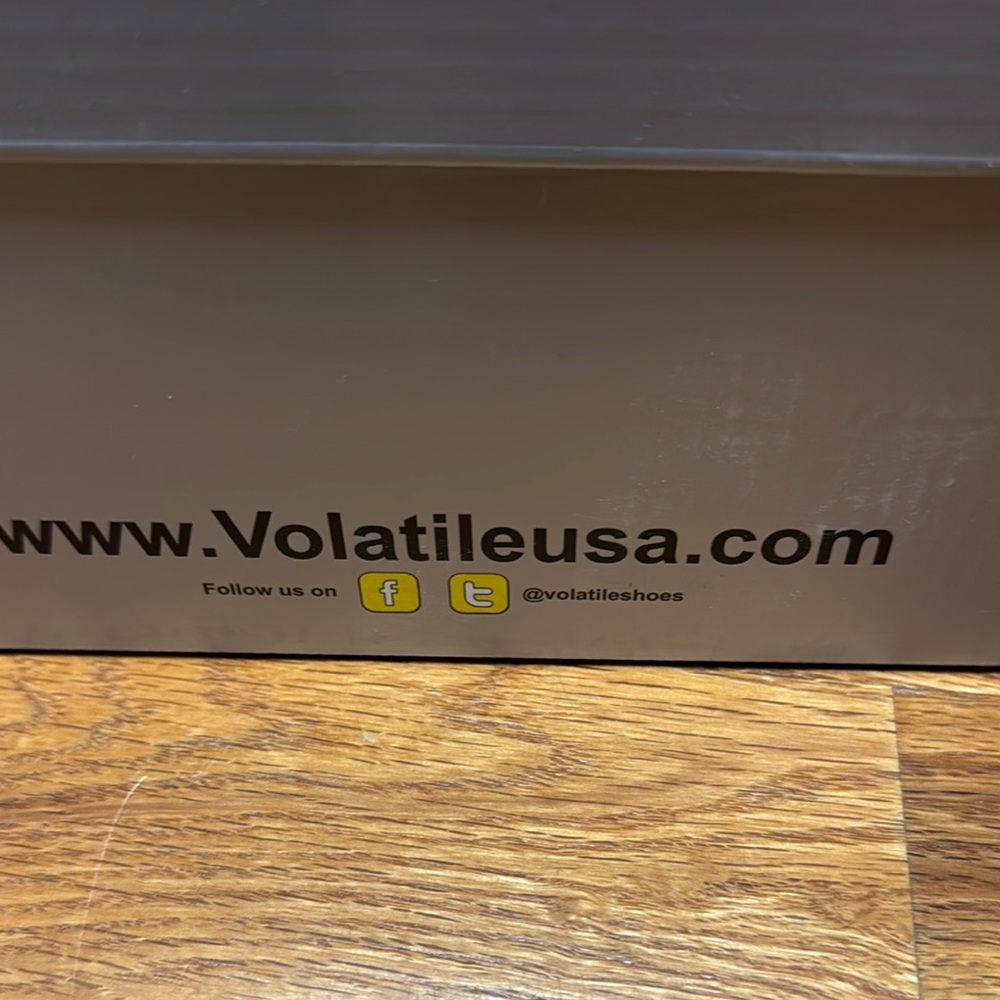 Volatile Neville Metallic Wedge - Picture 2 of 7